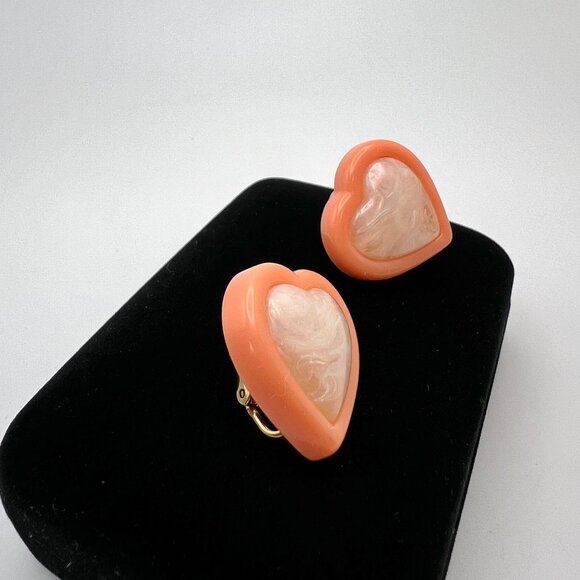 Avon Coral Modern Heart CLIP Earrings - 1980's New Deadstock - Picture 2 of 4